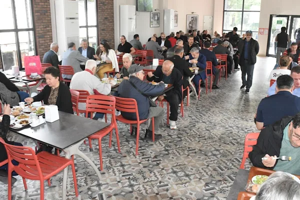 Edremit'te Belediye Başkanı Ertaş, meclis üyeleriyle Kent Lokantası ve Kent Kafe'de buluştu