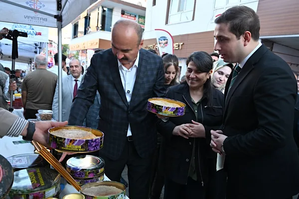 Batman'da Sason Bal, Ceviz ve Çilek Festivali'nin dördüncüsü düzenlendi