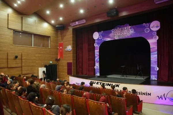Van’da çocuklar dev baloncuk gösterisiyle buluşuyor