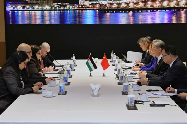 Wang Yi, Filistinli mevkidaşı Varsen Ağabekyan Şahin ile Bakü'de görüştü