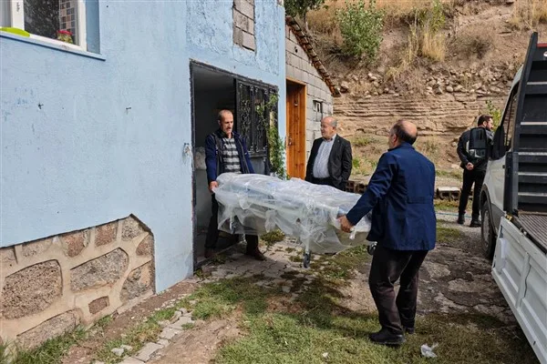 Van Büyükşehir Belediyesi, Erciş’te ihtiyaç sahibi hastalara motorlu yatak desteği sağladı