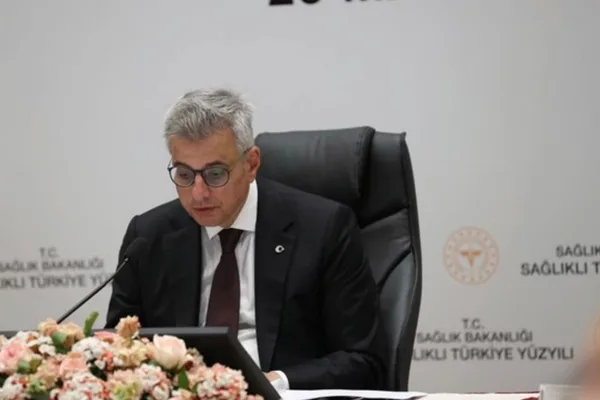 Bakan Memişoğlu sağlık çalışanlarını ziyaret etti