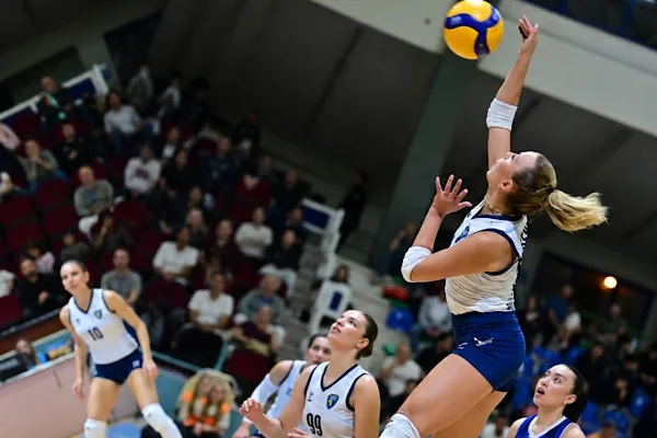 Karacabey Belediyespor voleybolda erkeklerde 3-2, kadınlarda 3-0 kazandı