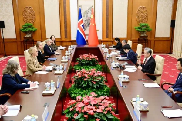 Wang Yi, İzlanda Dışişleri Bakanı Gunnarsdottir’le ikili ilişkileri görüştü