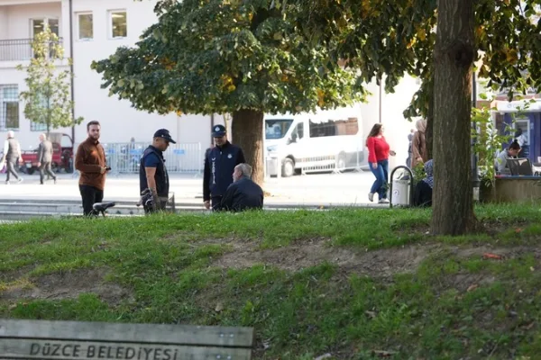 Düzce’de yere sigara izmariti atanlara para cezası uygulandı