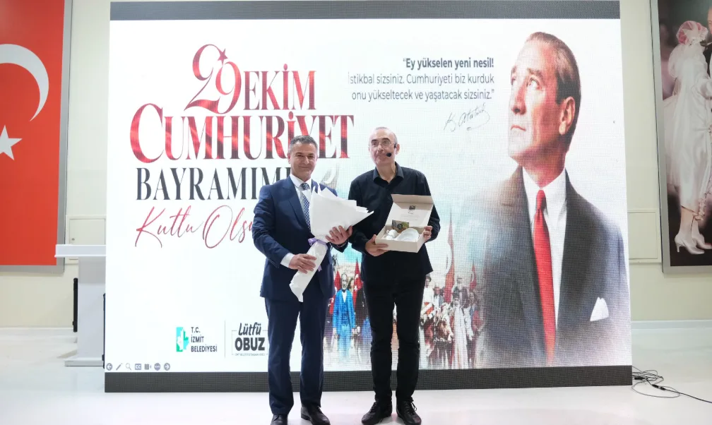 Sunay Akın, “Cumhuriyete Giden Yol” gösterisiyle İzmitlilerle buluştu