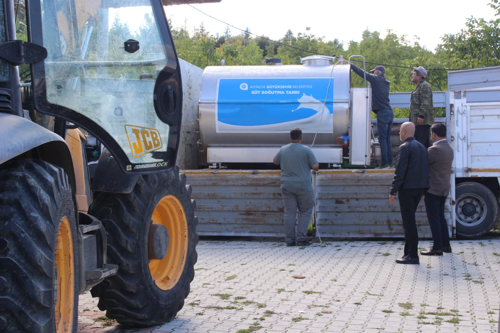 Antalya Büyükşehir Belediyesinden Elmalı'daki kooperatife süt tankı ve hamur makinesi desteği