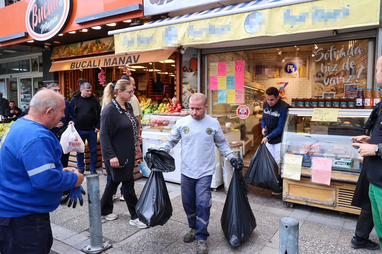 Buca’da bir şarküteride 109,5 kilogram tarihi geçmiş gıda ele geçirildi