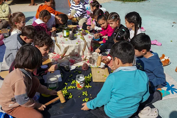 Diyarbakır’da çocuklar geleneksel zeytin kırma etkinliğine katıldı