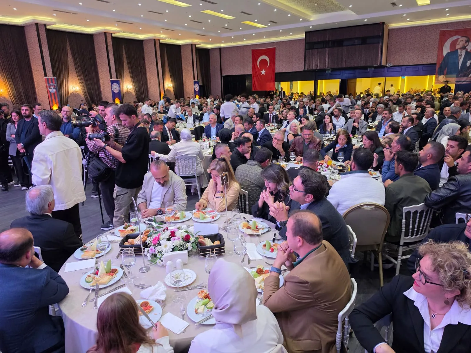 Van Oturma Gecesi Topluluğu, Bodrum’daki Van Kültür Gecesi’nde sahne aldı
