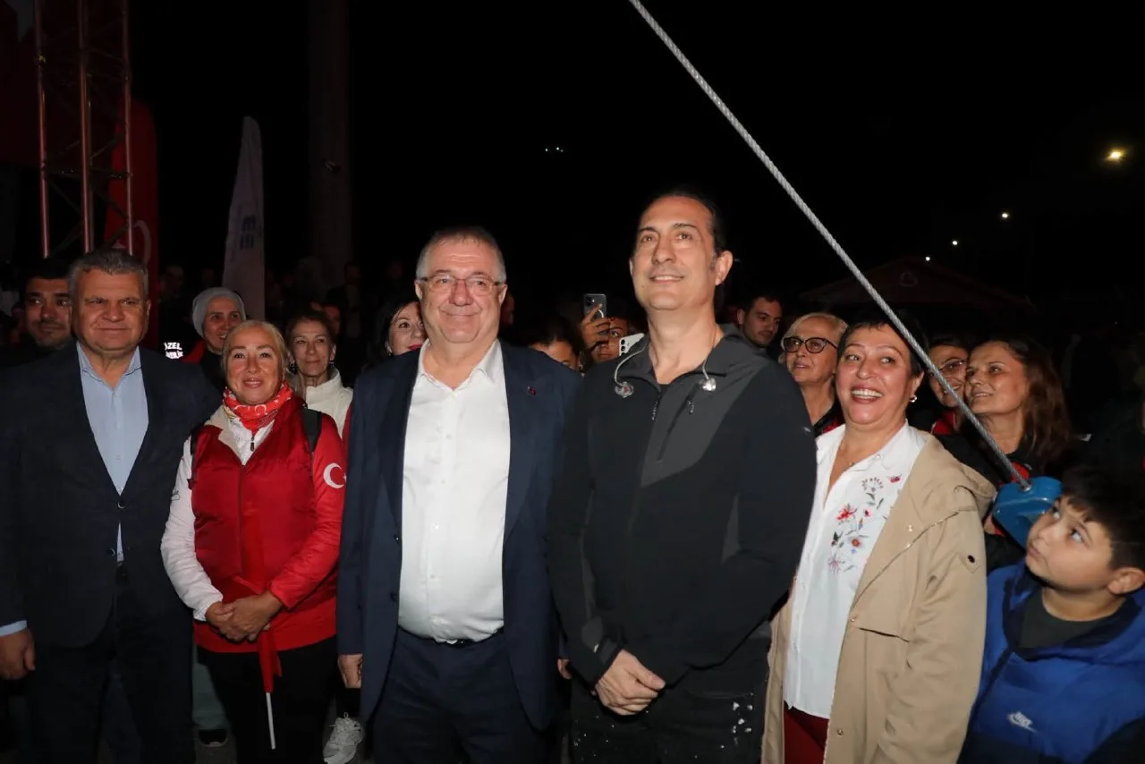 Edremit’te Cumhuriyet’in 103. yılı çelenk töreni, fener alayı ve konserle kutlandı