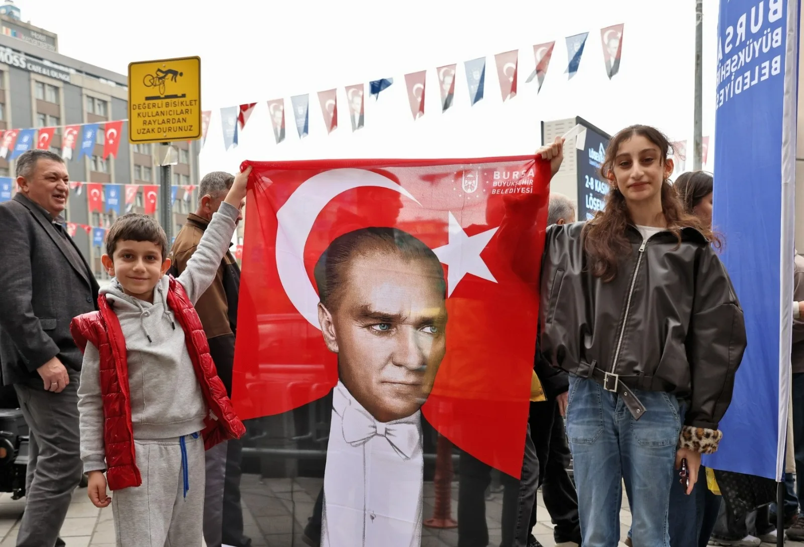 Bursa’da 29 Ekim etkinliklerinde Türk bayraklı Atatürk posteri dağıtıldı