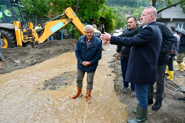 Karacabey’de sağanak sonrası ekipler sahaya çıktı, Başkan Karabatı inceleme yaptı