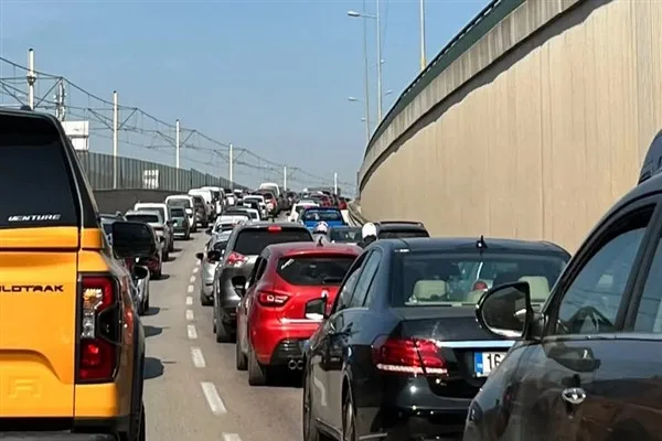 Bursa’da Mudanya yolunda hafta sonu ve kutlama programları öncesi trafik yoğunluğu