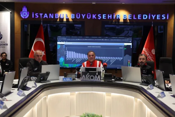 İBB Başkanvekili Aslan’dan İstanbullulara sağanakta toplu taşıma çağrısı