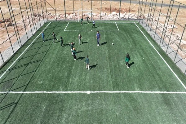 Eyyübiye’de yapımı süren 25 halı sahadan biri tamamlandı