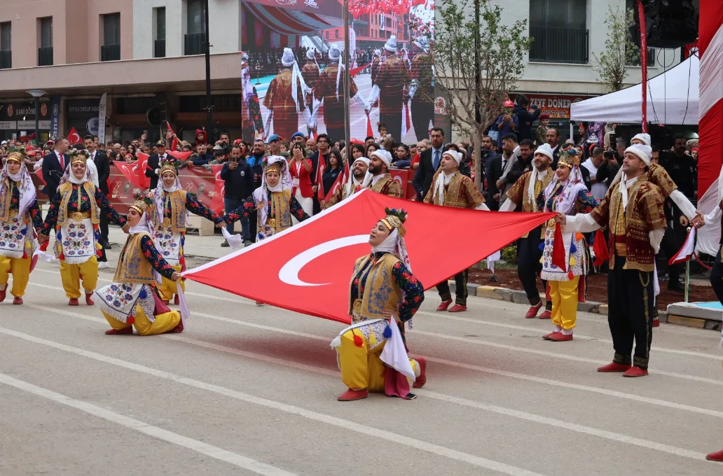 Hatay’da Cumhuriyet’in 103. yıl dönümü Atatürk Caddesi’nde kutlandı