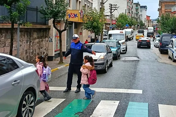 Giresun’da zabıta ekiplerinden öğrencilerin güvenli ulaşımına destek
