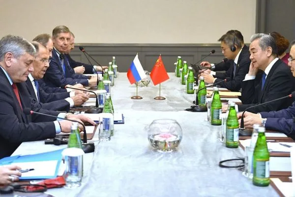 Wang Yi ve Lavrov, Bakü'de Çin-Rusya ilişkilerini görüştü