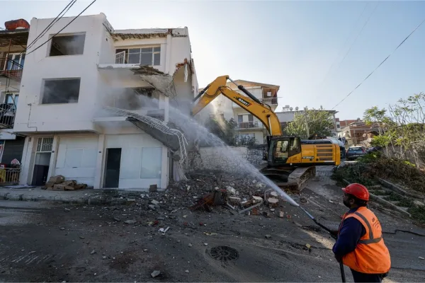 Buca Onat Tüneli güzergâhındaki riskli yapıların yıkımına başlandı
