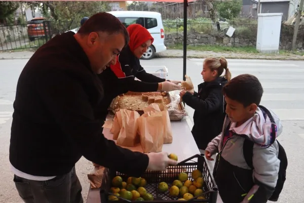 İzmit Belediyesi, Beslenme Saati Projesi kapsamında 3 okulda ikramda bulundu
