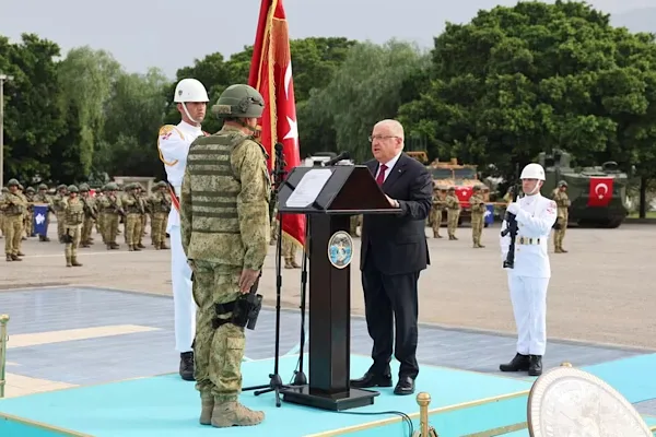İskenderun’da 2’nci Amfibi Deniz Piyade Tugay Komutanlığı için sancak tevdi töreni düzenlendi