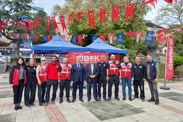 Orhangazi’de afet farkındalığı için Cumhuriyet Meydanı’nda uygulama düzenlendi