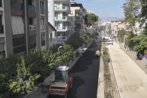 Salihli’de Ferah Caddesi’nde sıcak asfalt çalışması başlatıldı