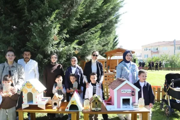 İnegöl’de öğrenciler ve aileleri 190 hayvan yuvası hazırladı