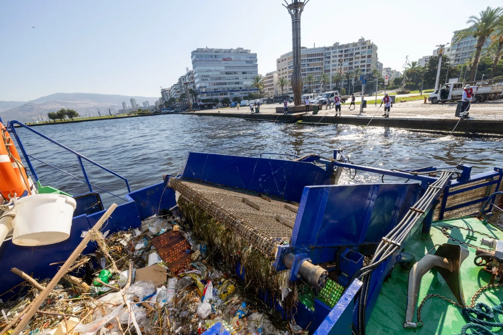 İzmir Körfezi’nden yılda ortalama bin 500 ton atık çıkarılıyor