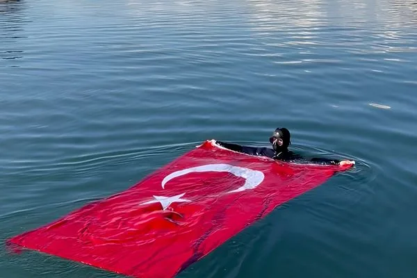 Tunceli’de jandarma, Keban Barajı’nın 29 metre derinliğinde Türk bayrağı açtı