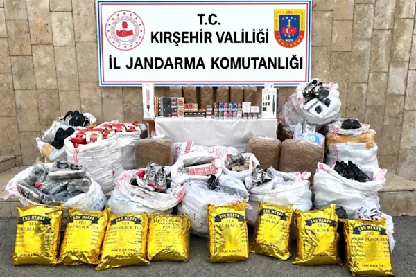 Kırşehir'de durdurulan araçta 2,8 milyon liralık kaçak eşya ele geçirildi