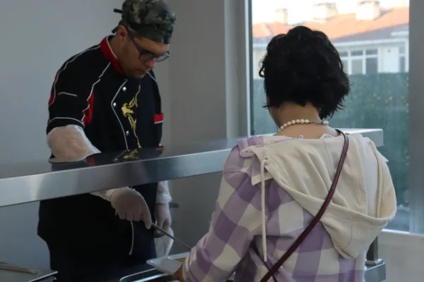 İzmit Belediyesinin Anne Eli Projesi üniversite öğrencilerine ücretsiz yemek sunuyor