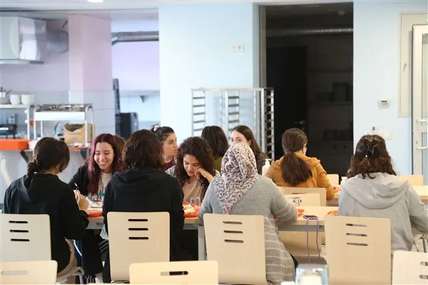 İBB, öğrencilere eğitim, kıyafet ve ulaşım desteği sağlıyor