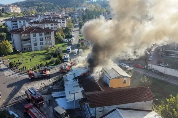 Düzce’de kıraathane çatısındaki yangın söndürüldü