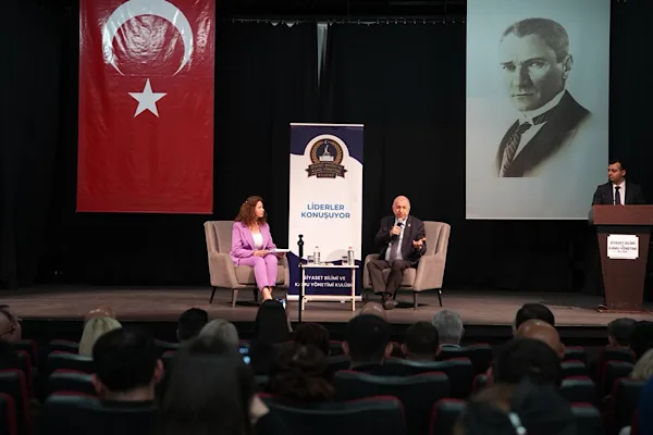 Özdağ, Denizli’de “Liderler Konuşuyor” programında öğrencilerle buluştu