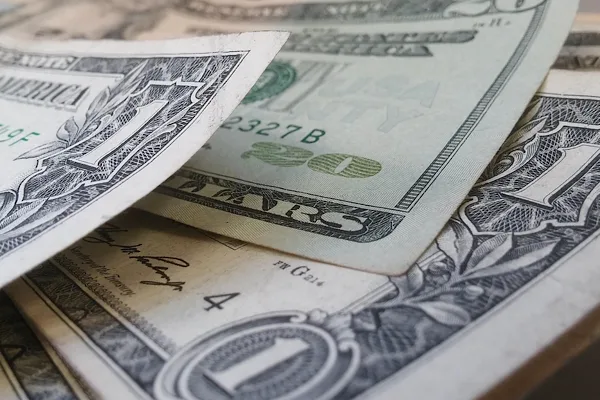 Döviz piyasalarında avro ve sterlin dolar karşısında değer kazandı
