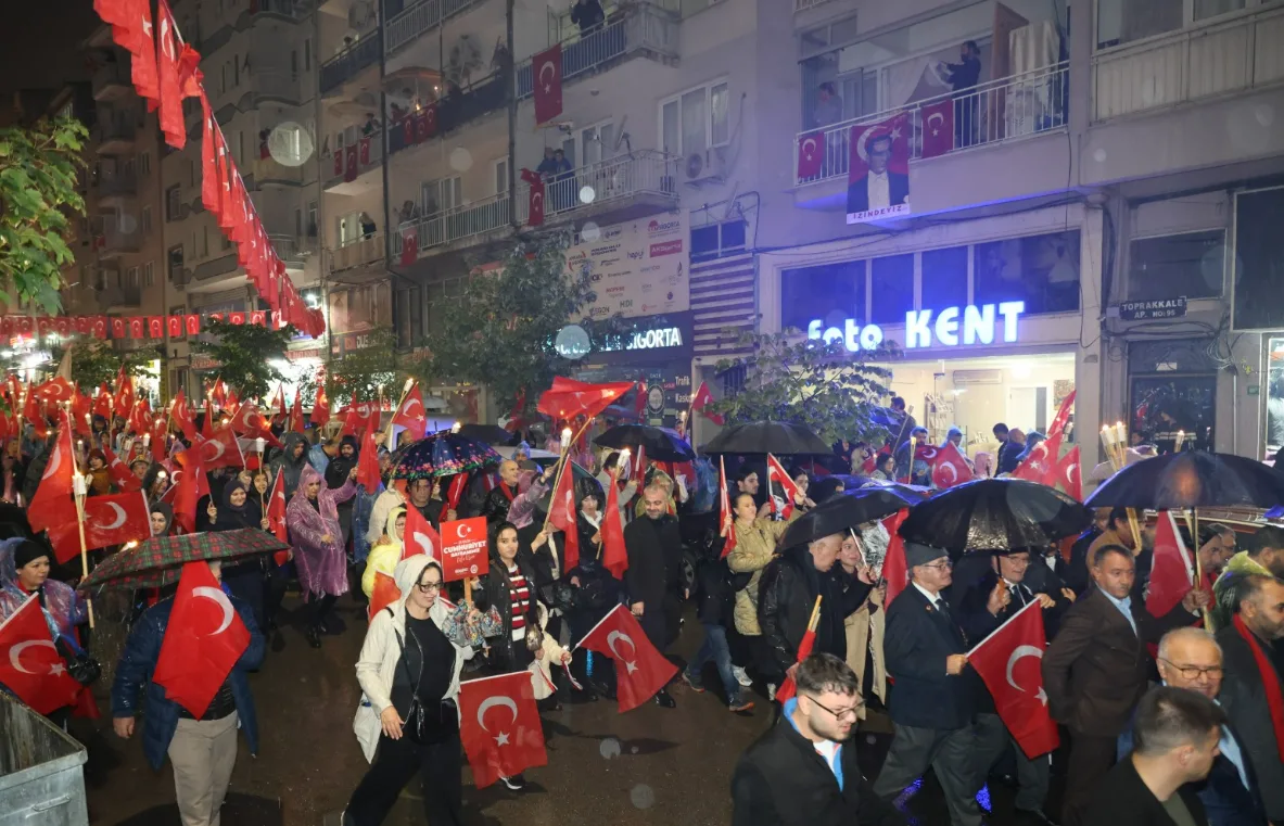Bursa’da yağmura rağmen Cumhuriyet Bayramı coşkusu yaşandı