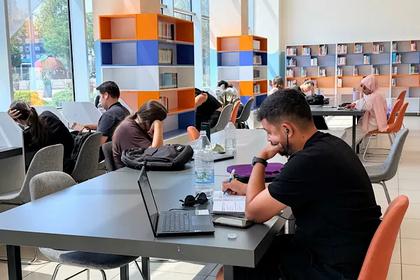 Kepez’deki Varsak Kütüphanesi, 7 binin üzerinde kitapla hizmet veriyor