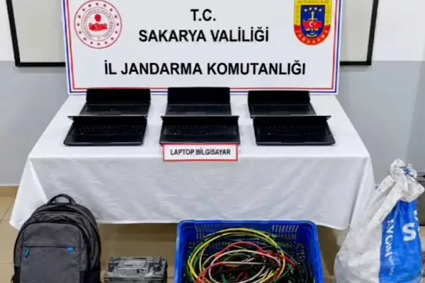 Arifiye’de iş yerlerinden hırsızlık yapan 2 şüpheli tutuklandı