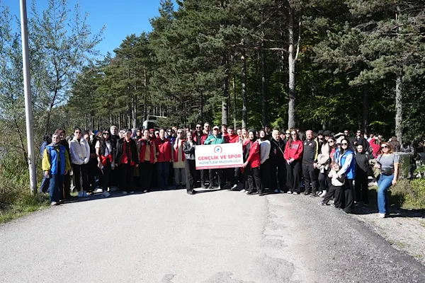 Düzce’de 350 genç Topuk Yaylası’nda doğa ve spor etkinliğinde buluştu