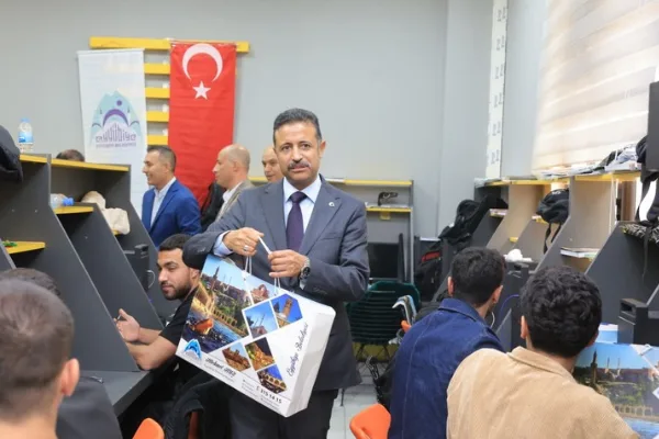 Eyyübiye’de üniversiteye hazırlanan gençlere eğitim seti dağıtımı başladı