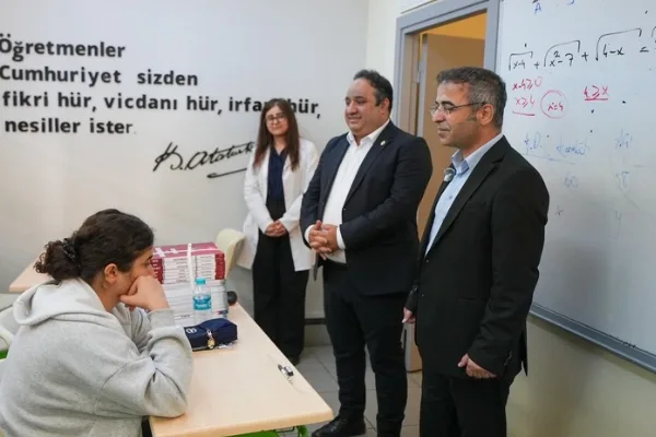 Maltepe Belediyesi öğrencilere 381 YKS ve LGS hazırlık kitabı dağıttı