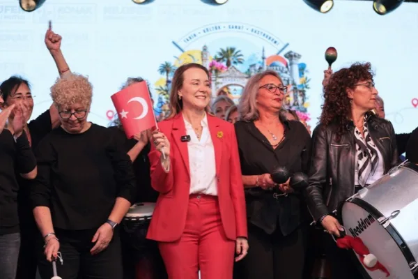 Kemeraltı Festivali, renkli kortej yürüyüşüyle başladı
