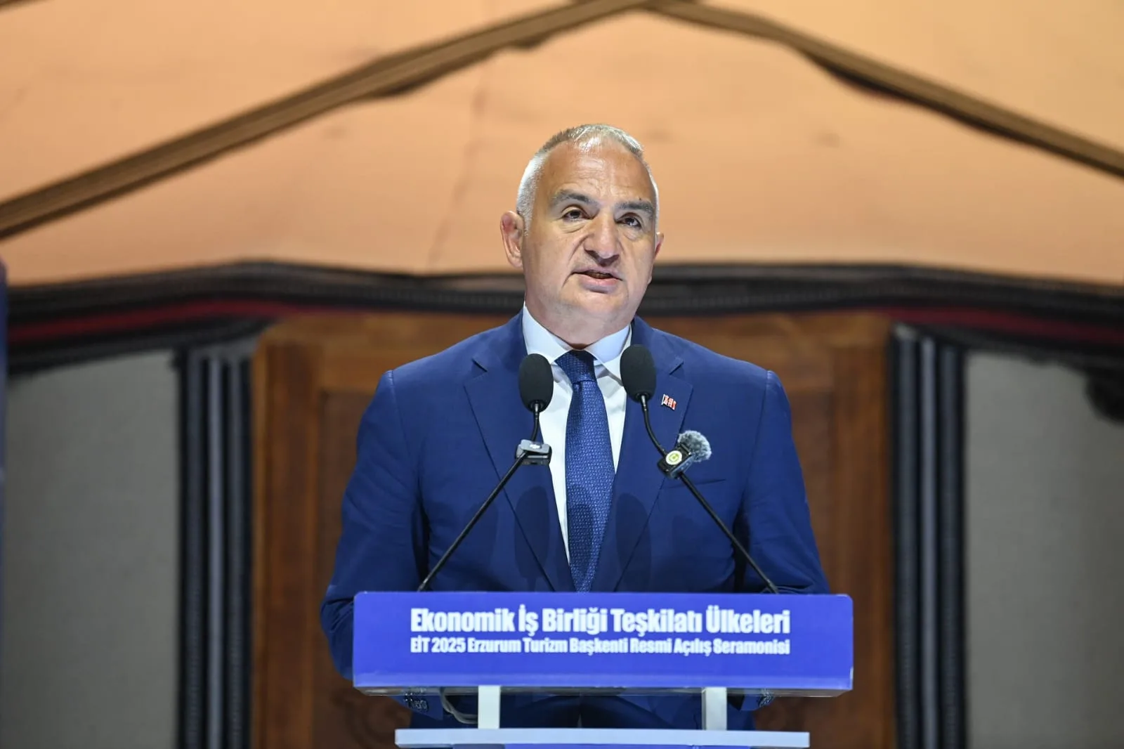 Bakan Ersoy, hayatını kaybeden oyuncu ve yapımcı Göksel Arsoy için başsağlığı diledi