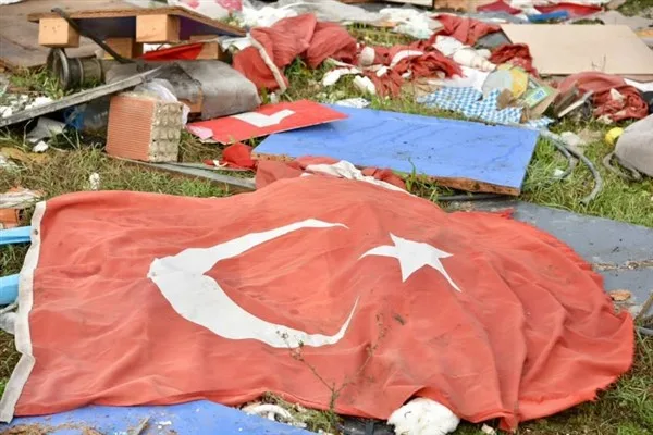 Mustafakemalpaşa’da çöp ve molozların arasında yırtılmış Türk bayrakları bulundu