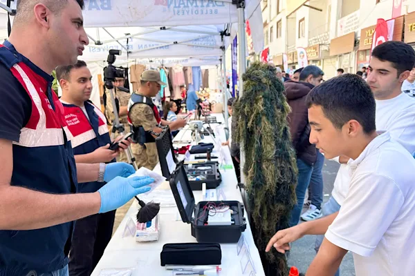 Sason Festivali'nde jandarma ekiplerinden KADES ve trafik bilgilendirmesi
