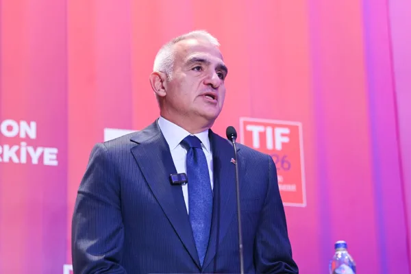 Bakan Ersoy, sanatçı Sinan Akçıl’la kültür ve sanat çalışmalarını görüştü