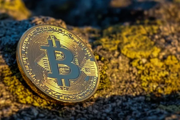 Bitcoin sınırlı yükseldi, BNB ve XRP değer kaybetti