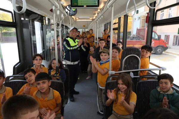 Konya’da Nezaket Otobüsü ile 7 ilkokulda 2 bin 220 öğrenciye trafik eğitimi verildi